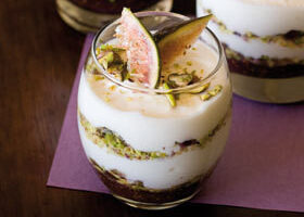 Verrines de mousse de chèvre aux figues fraîches et aux pistaches