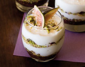 Verrines de mousse de chèvre aux figues fraîches et aux pistaches