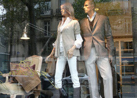 la mode s&rsquo;affiche dans les vitrines