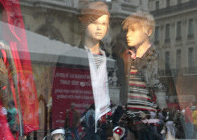 Mode enfants dans les vitrines