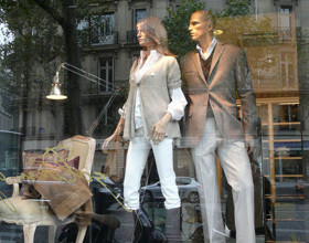 la mode s&rsquo;affiche dans les vitrines