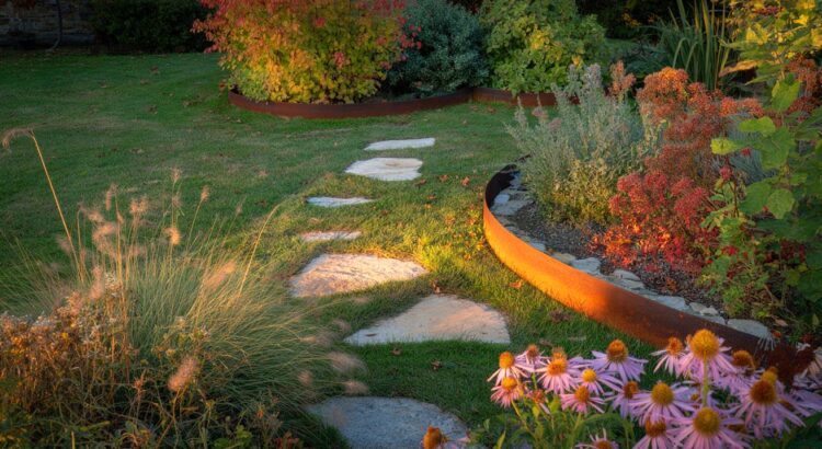 Ce détail négligé en automne transforme votre jardin pour 0 € : plantes indigènes, pierre sèche et acier corten, la méthode qui intrigue
