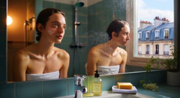 Ce récit après avoir arrêté les douches quotidiennes en 2025 : la peau change, le microbiome se renforce et le doute s&rsquo;installe