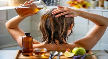 Ce rinçage au vinaigre de cidre en 25 cl et 2 cuillères redonne de la brillance aux cheveux ternes et calme un cuir chevelu en berne