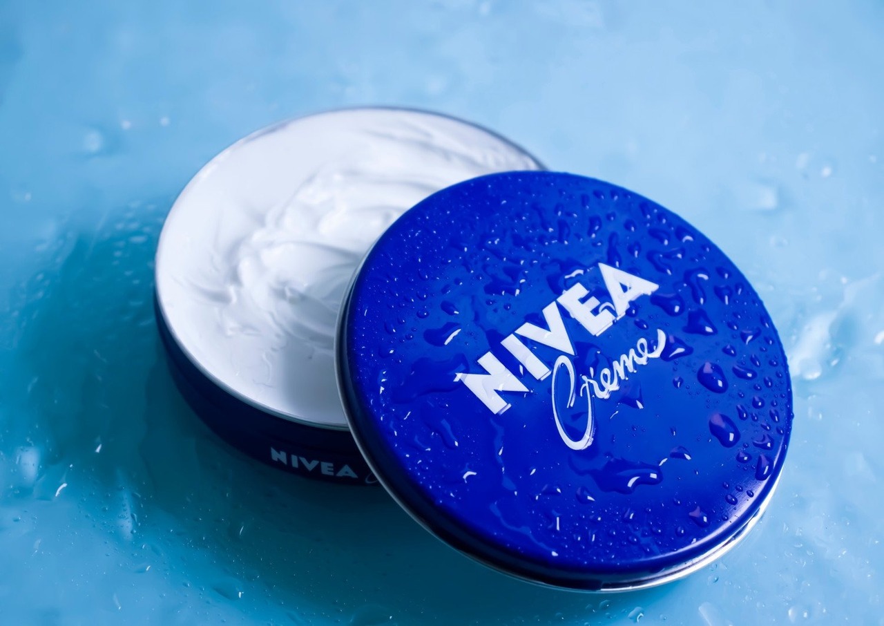 Nivea dévoile les 4 boîtes bleues collector de Noël 2025, elles vont partir comme des petits pains