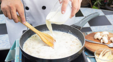 Peut-on consommer de la crème fraîche périmée ? Les risques à connaître absolument en cuisine