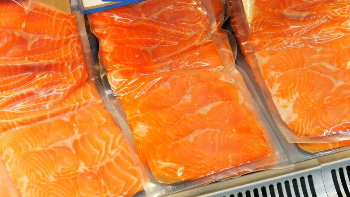 Date de péremption : puis-je encore consommer mon saumon fumé périmé ? Les signes à vérifier pour éviter une intoxication