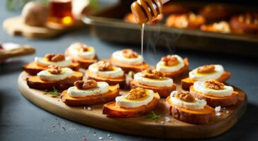 Voici la recette des toasts d’automne à la patate douce rôtie et chèvre frais, 12 bouchées prêtes en 20 minutes à 200 °C
