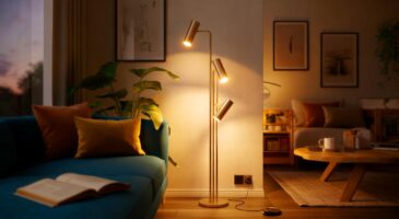 Voici le lampadaire LED de Lidl à petit prix : trois spots orientables et une lumière qui change l’ambiance du salon