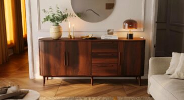 Ce buffet 4 portes effet bois à 239 € chez Conforama, valable jusqu&rsquo;au 1er décembre, promet un salon plus chic sans effort