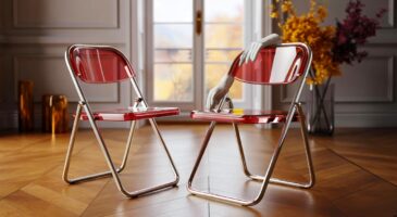 Ce modèle de chaises pliantes en Lucite signé Castelli affole l’automne 2025 avec des ventes qui atteignent 1 000 € pièce