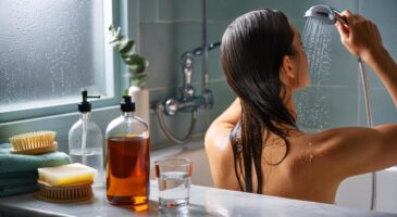 Ce vinaigre de cidre rangé sous l’évier s’invite en novembre 2025 dans la salle de bain et promet des cheveux moins ternes