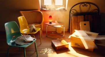 Ces vieux meubles vintage de 1970 à 1990 dorment encore au grenier : ce marché en 2025 révèle des reventes à prix d’or inattendues