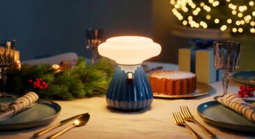 Cette petite lampe culte revient en édition limitée chez Fermob en novembre 2025 et magnifie la table de Noël