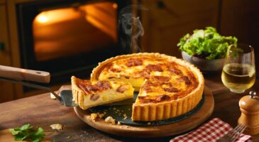 Voici la quiche lorraine minute façon bistrot de novembre 2025, un classique du soir ultra savoureux qui intrigue avant même d&rsquo;ouvrir le four
