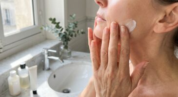 Anti-âge : ce geste du matin fait mieux qu’une crème de luxe pour rajeunir la peau, et presque personne ne le fait