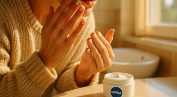 Ce geste avec votre soin du visage que 9 personnes sur 10 font abîme collagène et peau sans le savoir