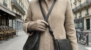 Ce geste méconnu avec la bandoulière rend n’importe quel sac ultra chic et corrige aussitôt une silhouette tassée