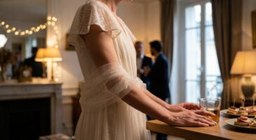 Cette robe qui camoufle les bras sans manches longues affole les réseaux : le détail caché qui change tout