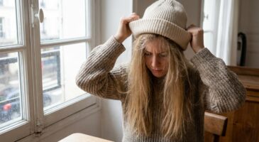 Cheveux électriques tout l’hiver : ce geste quotidien sabote votre coiffure et voici comment l’arrêter net