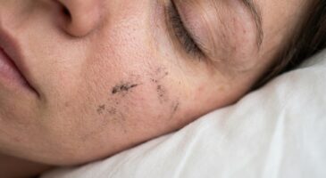 Dormir maquillée une seule nuit : cette erreur banale qui met votre peau à rude épreuve sans que vous le voyiez