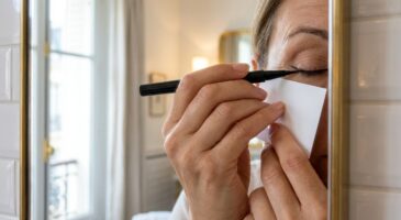 Eye-liner : si votre trait est raté, même sur paupières tombantes, arrêtez d&rsquo;ignorer cette astuce avec une carte