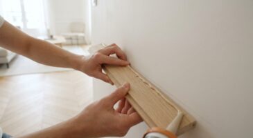 Fini le marteau et la perceuse : cette technique pour coller vos plinthes droites en un seul geste bluffe les pros