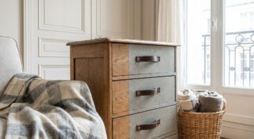 Ne jetez plus ce meuble banal : cette astuce à moins de 10 € le transforme sans peinture ni bricolage