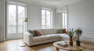 Pantone 2026 : ce blanc grisé ultra-dilué devient l&rsquo;arme secrète des intérieurs haut de gamme sans qu&rsquo;on le remarque