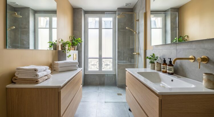 Salle de bain : si votre gris béton plombe vos matins, cette couleur chaleureuse va tout changer en 2026