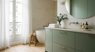 Salle de bain : vos meubles blancs sont dépassés, cette couleur apaisante s&rsquo;impose en 2026