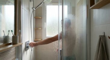 Sous la douche, ce geste du matin que vous oubliez fait gaspiller des milliers de litres d’eau par an