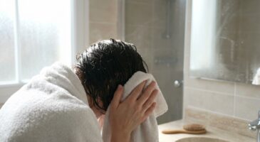 Sous la douche, cette habitude sur cheveux mouillés que les coiffeurs bannissent fragilise vos longueurs à chaque lavage