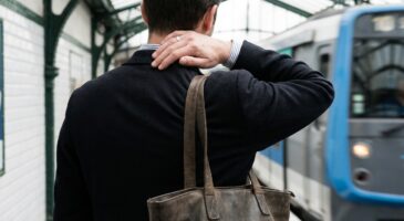 Votre sac à main vous ruine le dos ? ce réflexe tout bête à adopter dès aujourd’hui pour arrêter les dégâts