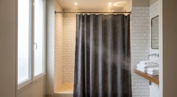 Adieu le rideau de douche en plastique : cette astuce des hôtels de luxe élimine les moisissures chez vous