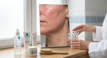 Ce geste beauté du soir que toutes les femmes adorent ruine la peau et fait exploser les imperfections