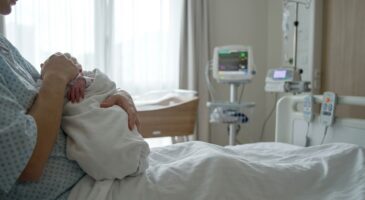 Ce n&rsquo;est pas que les hormones : ce choc vécu par 1 mère sur 4 fait exploser le risque de dépression post-partum