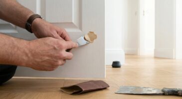 Ce trou de poignée ruine votre porte : voici la méthode simple pour l&rsquo;effacer sans matériel sophistiqué