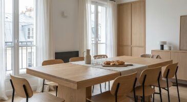 Chaises dépareillées : cette règle déco 2026 à suivre absolument pour une salle à manger chic