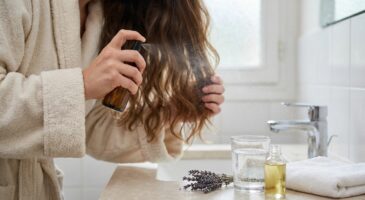 Cheveux rêches malgré tous vos soins : ce spray maison à 3 ingrédients, sans silicone, change tout
