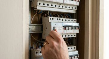 Facture d&rsquo;électricité : ce petit boîtier à moins de 20 € peut faire baisser la note de votre chauffe-eau jusqu&rsquo;à 30 %