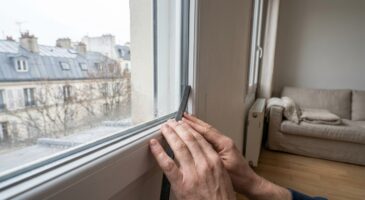 Fenêtres qui laissent passer le froid : ce geste à moins de 10 € stoppe net les courants d’air sans travaux cet hiver