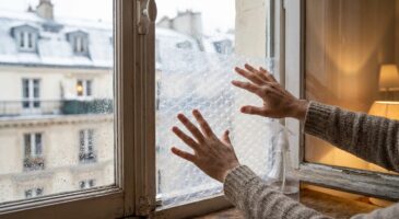 Fini le film isolant sur mes fenêtres : ce plastique de vos colis isole mieux et fait baisser la facture cet hiver