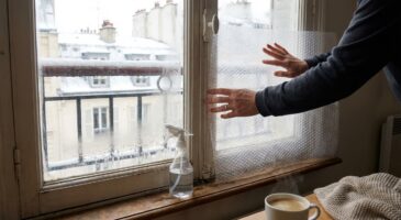Froid glacial chez vous ? Cet emballage de colis à moins de 5 € isole vos fenêtres sans le moindre bricolage