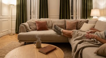 Le “salon du soir” : cette nouvelle tendance déco méconnue qui change tout dans votre salon après 19h cet hiver
