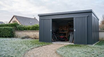 Mobilier, outils, vélos : cet abri de jardin à -38 % chez Auchan vous rend presque une pièce entière cet hiver