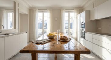 Ne jetez plus cette vieille table : cette astuce la transforme en plan de travail de cuisine robuste sans vous ruiner