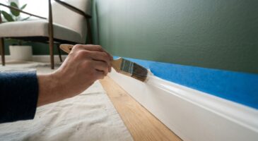 Peindre des plinthes : ce geste avec le ruban de masquage évite la bavure qui ruine vos murs neufs