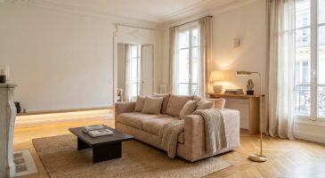 Salon encombré sans raison : cette nouvelle règle pour le canapé transforme l&rsquo;espace et séduit les pros en 2026