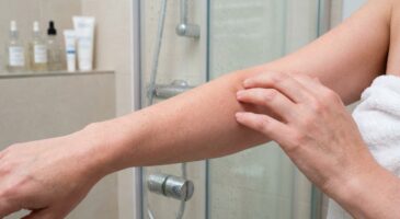 Sous la douche, cette habitude que vous adorez en hiver accélère en silence le vieillissement de votre peau